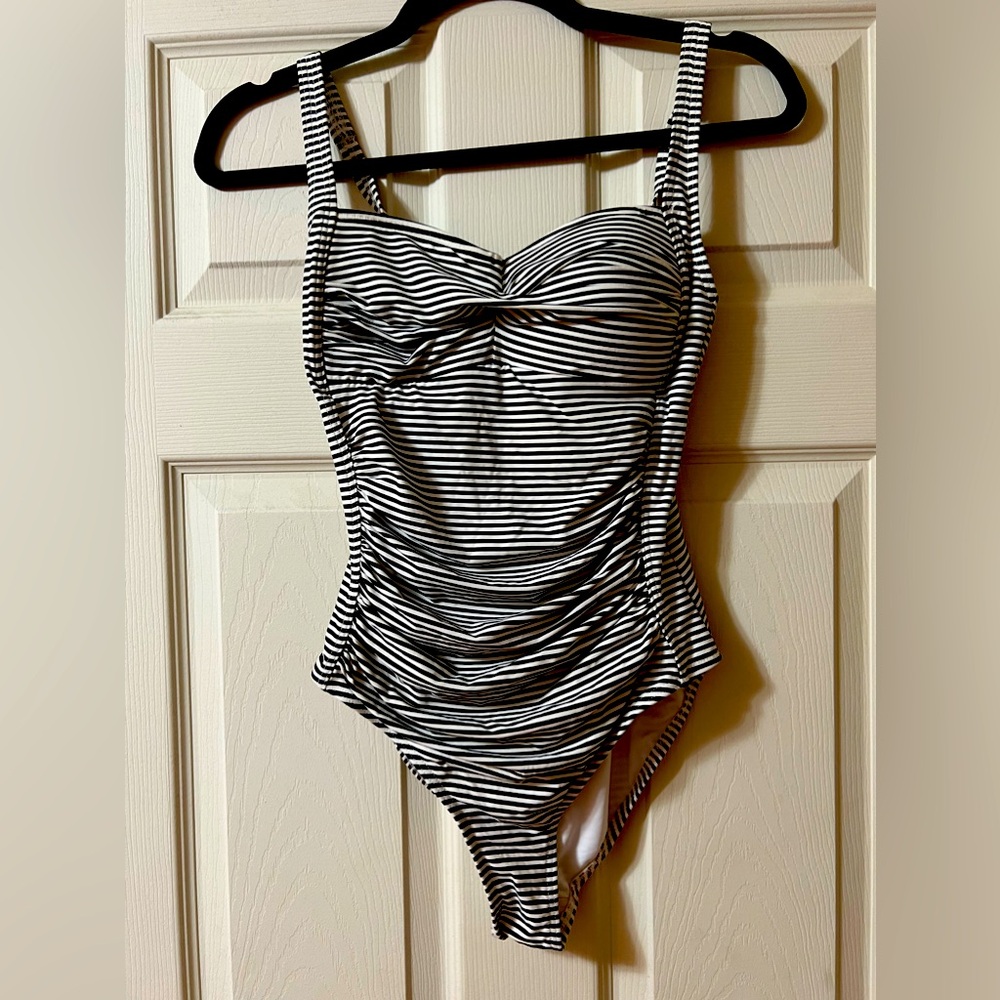 Nip Tuck one piece swimsuit size 4. Fits all cup sizes, has adjustable straps.